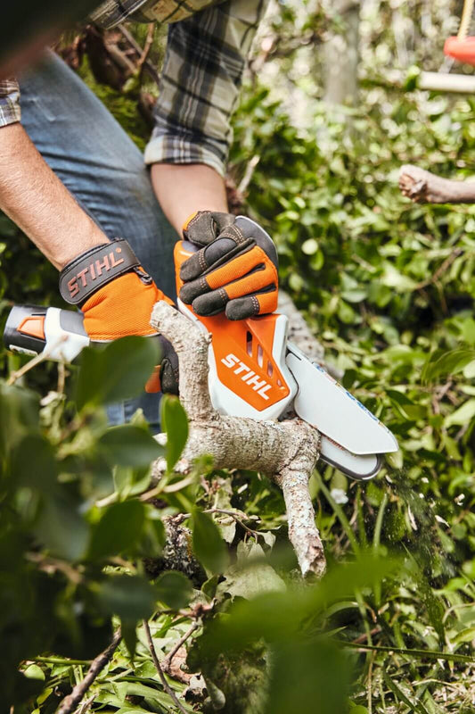 STIHL GTA 26 Gehölzschneider in Gebrauch, geeignet für den Rückschnitt von Ästen und Sträuchern.