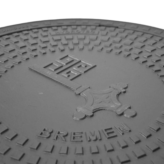 Schachtabdeckung quadratisch Bremen Klasse B125 mit Wappenprägung und rutschfester Oberfläche.