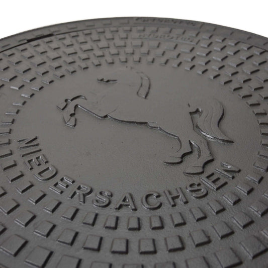 Schachtabdeckung quadratisch Niedersachsen Klasse B125 mit Wappenprägung aus Guss, 750x750 mm.