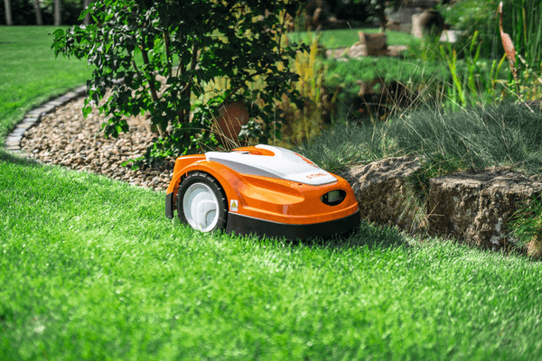 STIHL RMI 422 Mähroboter in aktion auf einem gepflegten Rasen, ideal für automatische Rasenpflege.
