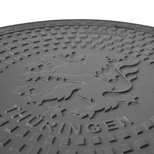 Schachtabdeckung quadratisch Thüringen Klasse B125 mit Wappenprägung und typischen Mustern.