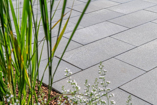 Pflastersteine METTEN UMBRIANO® Platingrau mit natürlichem Design und innovativer Oberflächentechnologie.