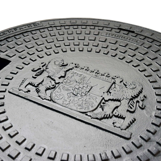 Runde Schachtabdeckung mit Bayern Löwe Motiv und robuster Qualität, ideal für Altstädte und besondere Pflasterbeläge.