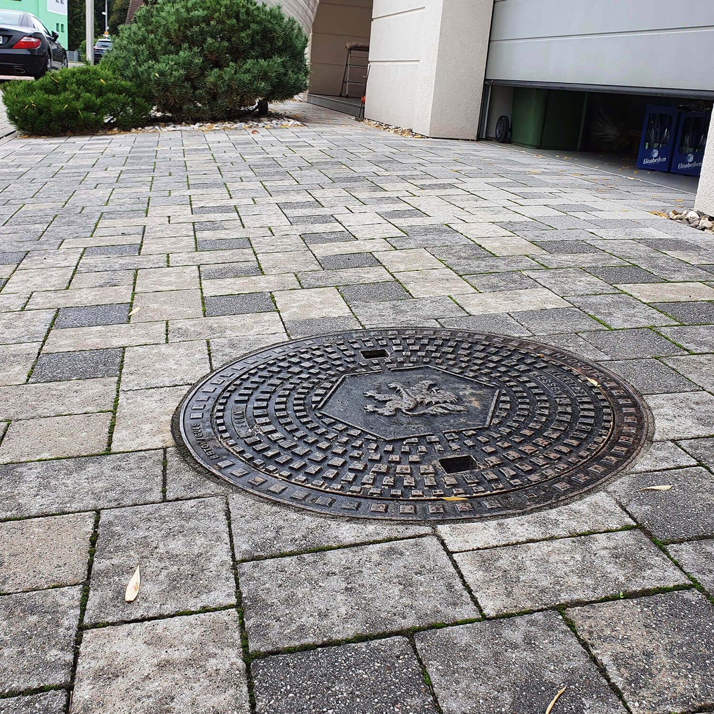 Schachtabdeckung mit Motiv "Wappen Hessen" - Gartenbaustoff