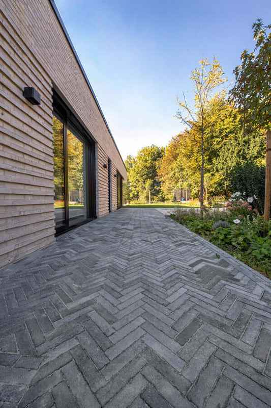 Pflastersteine METTEN SPRING ALVAR Dunkelgrau auf einer modernen Gehwegfläche im Freien.