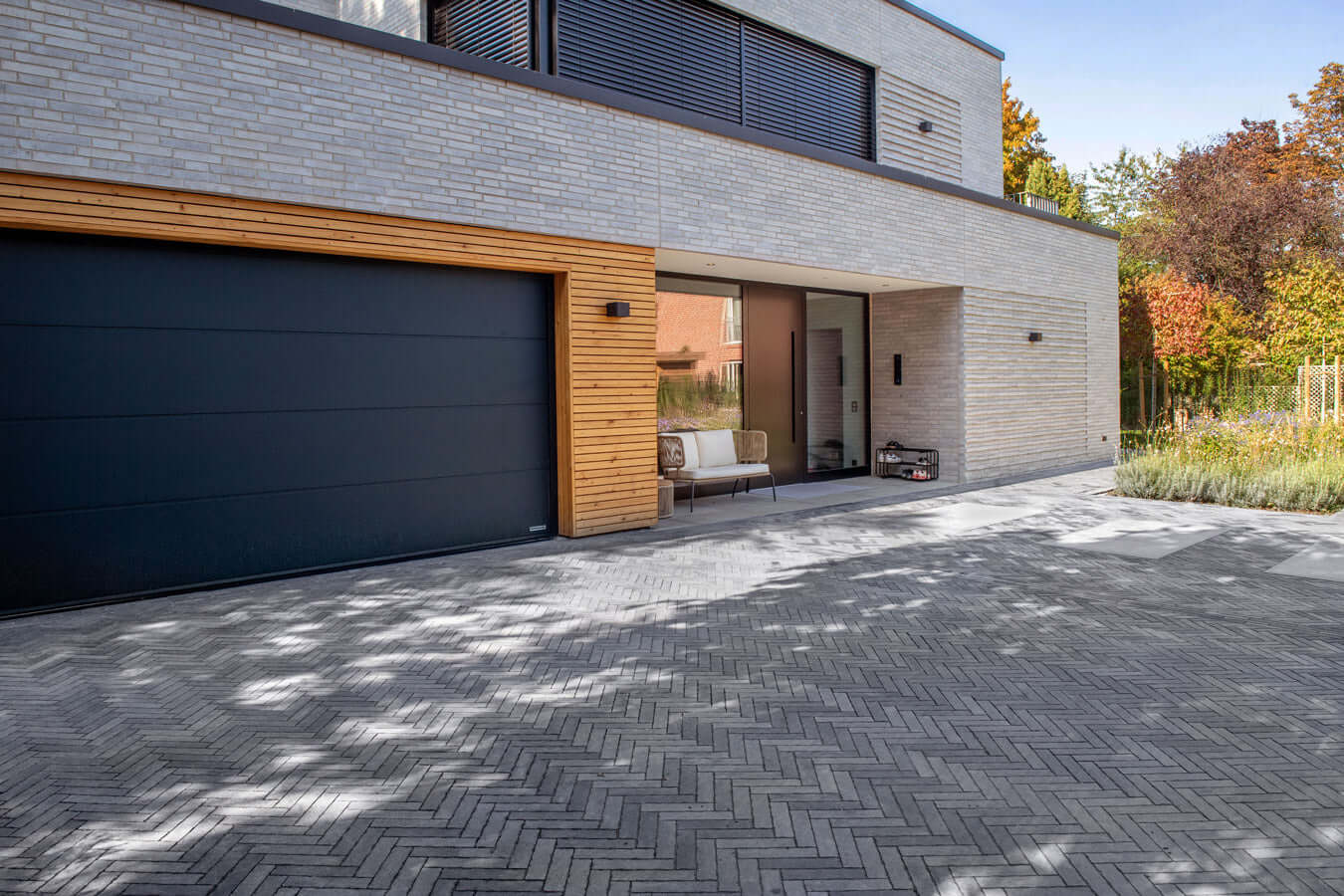 Pflastersteine METTEN SPRING ALVAR Dunkelgrau vor modernem Haus mit Garage und Terrasse