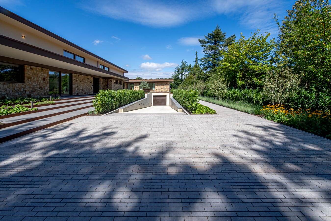 Pflastersteine METTEN SPRING ALVAR Braun-Grau auf einem modernen Eingang mit naturnaher Gestaltung.