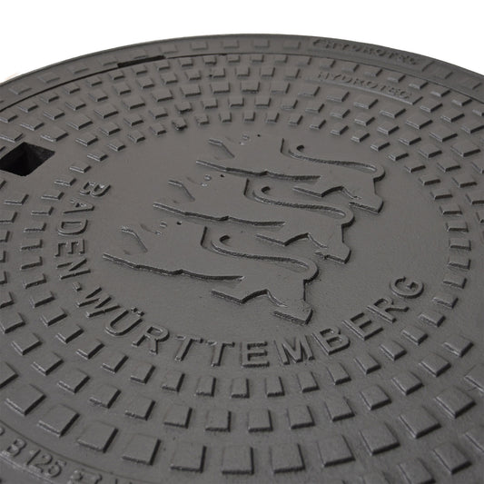 Schachtabdeckung quadratisch Bayern Löwe Klasse B125 mit Wappenprägung in Schwarz, 750 × 750 mm für Verkehrsflächen.