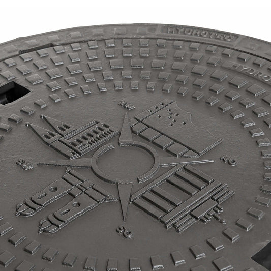 Schachtabdeckung quadratisch Deutschland Windrose Klasse B125 mit Wappenprägung und Strukturdetail