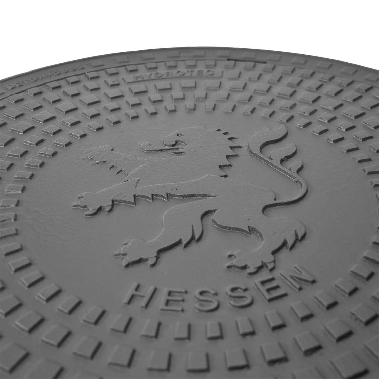 Schachtabdeckung quadratisch Hessen Klasse B125 mit Wappenprägung in grau, 750 × 750 mm.