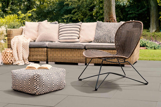 Terrassenplatte METTEN SPRING TADAO Beigegrau auf einer modern gestalteten Terrasse mit gemütlicher Sitzgelegenheit