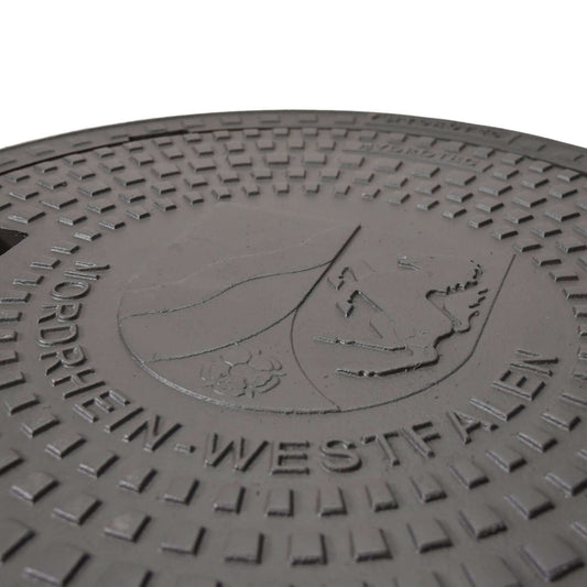 Schachtabdeckung quadratisch Nordrhein-Westfalen mit Wappenprägung, ideal für Verkehrsflächen.