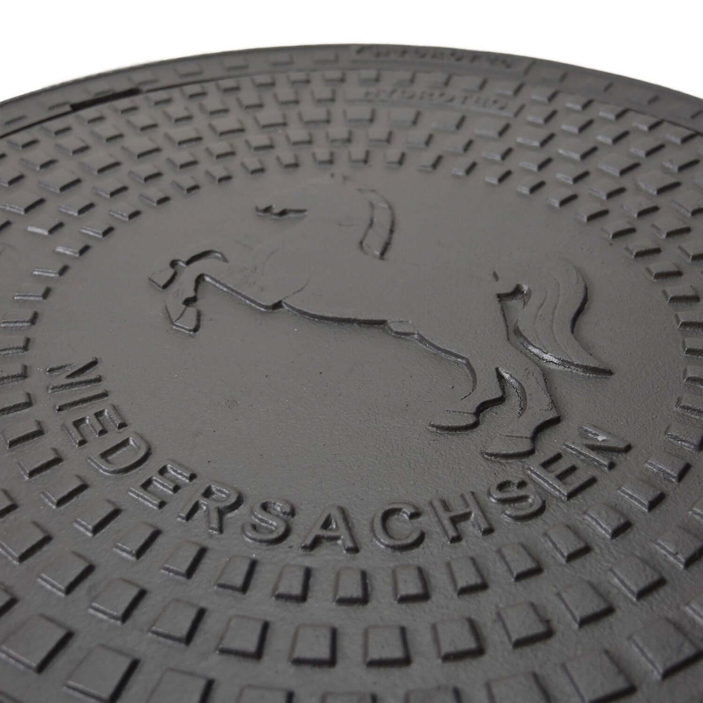 Schachtabdeckung quadratisch Niedersachsen Klasse B125 mit Wappenprägung aus Guss, 750x750 mm.