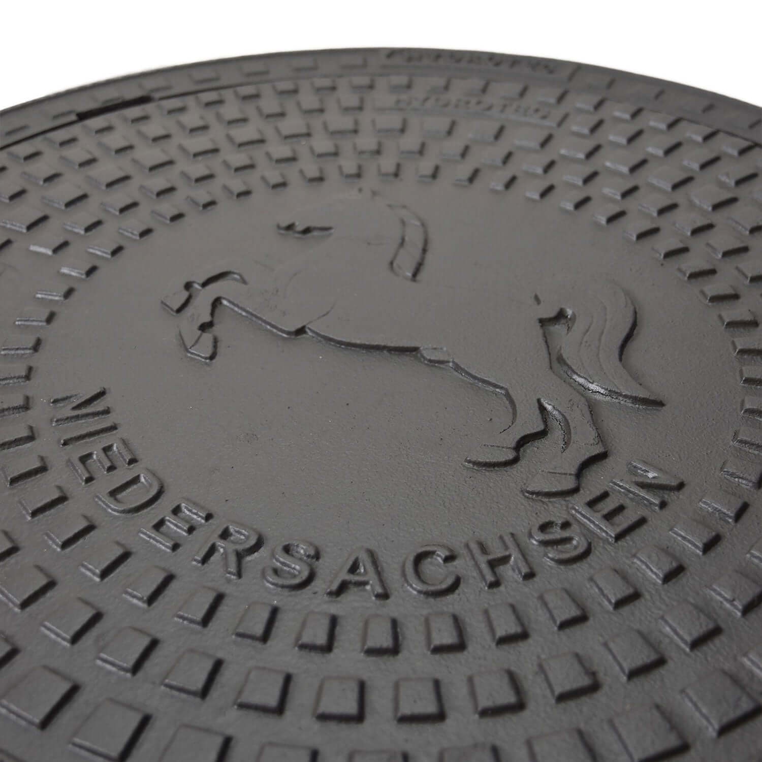 Schachtabdeckung quadratisch Niedersachsen Klasse B125 mit Wappenprägung aus Guss, 750x750 mm.