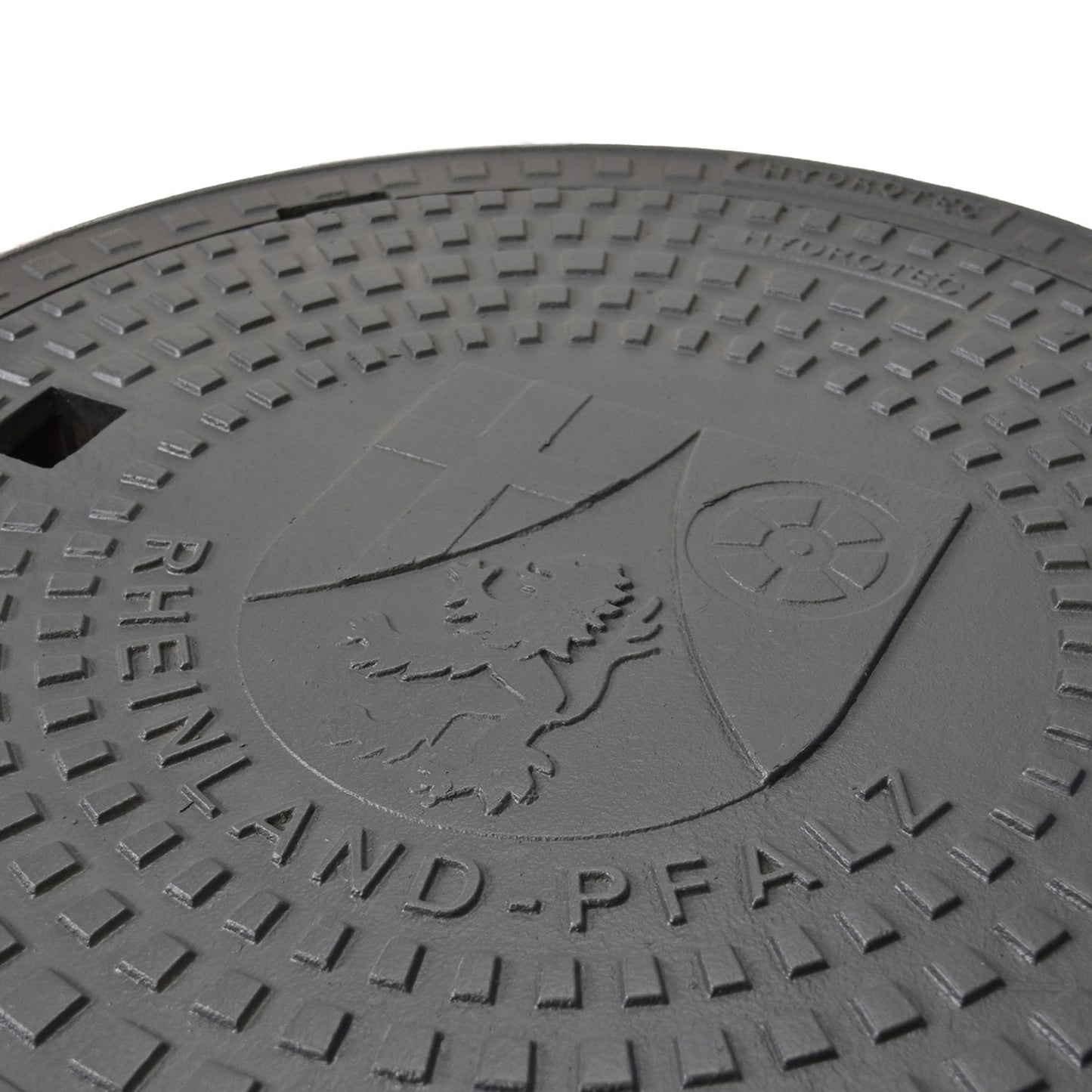 Schachtabdeckung quadratisch Rheinland-Pfalz mit Wappenprägung auf der Oberfläche.