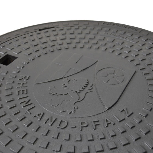 Schachtabdeckung quadratisch Rheinland-Pfalz mit Wappenprägung auf der Oberfläche.