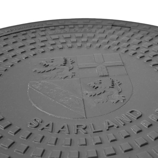 Schachtabdeckung quadratisch Saarland Klasse B125 mit Wappenprägung und rutschfester Oberfläche