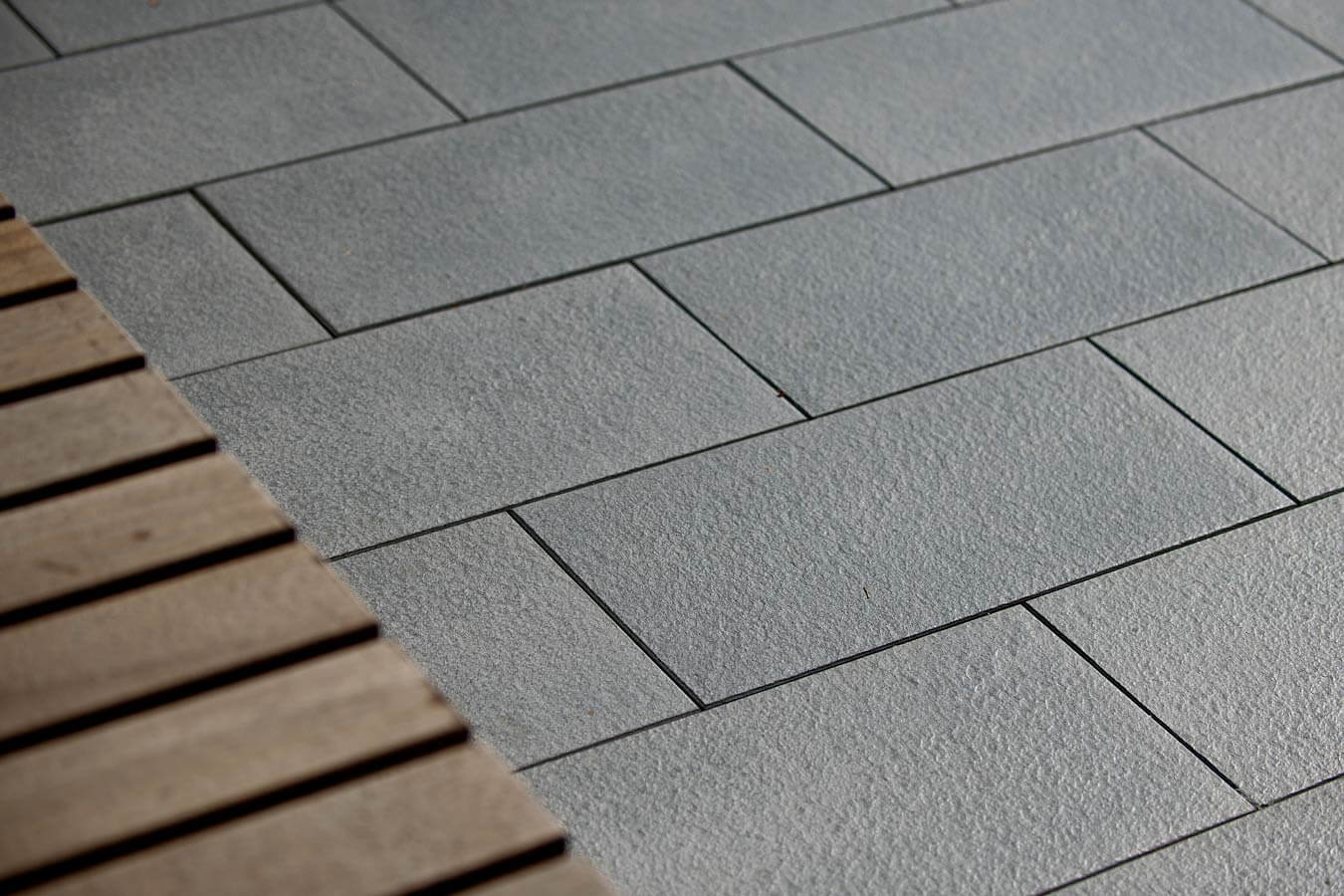 Terrassenplatte METTEN SPRING SORENO Schiefergrau in dunkler Natursteinoptik auf der Terrasse