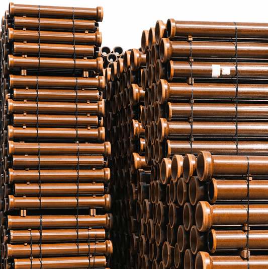 Steinzeug Rohr Normallast FN 40 Stapel von Rohren für Abwasserableitung.