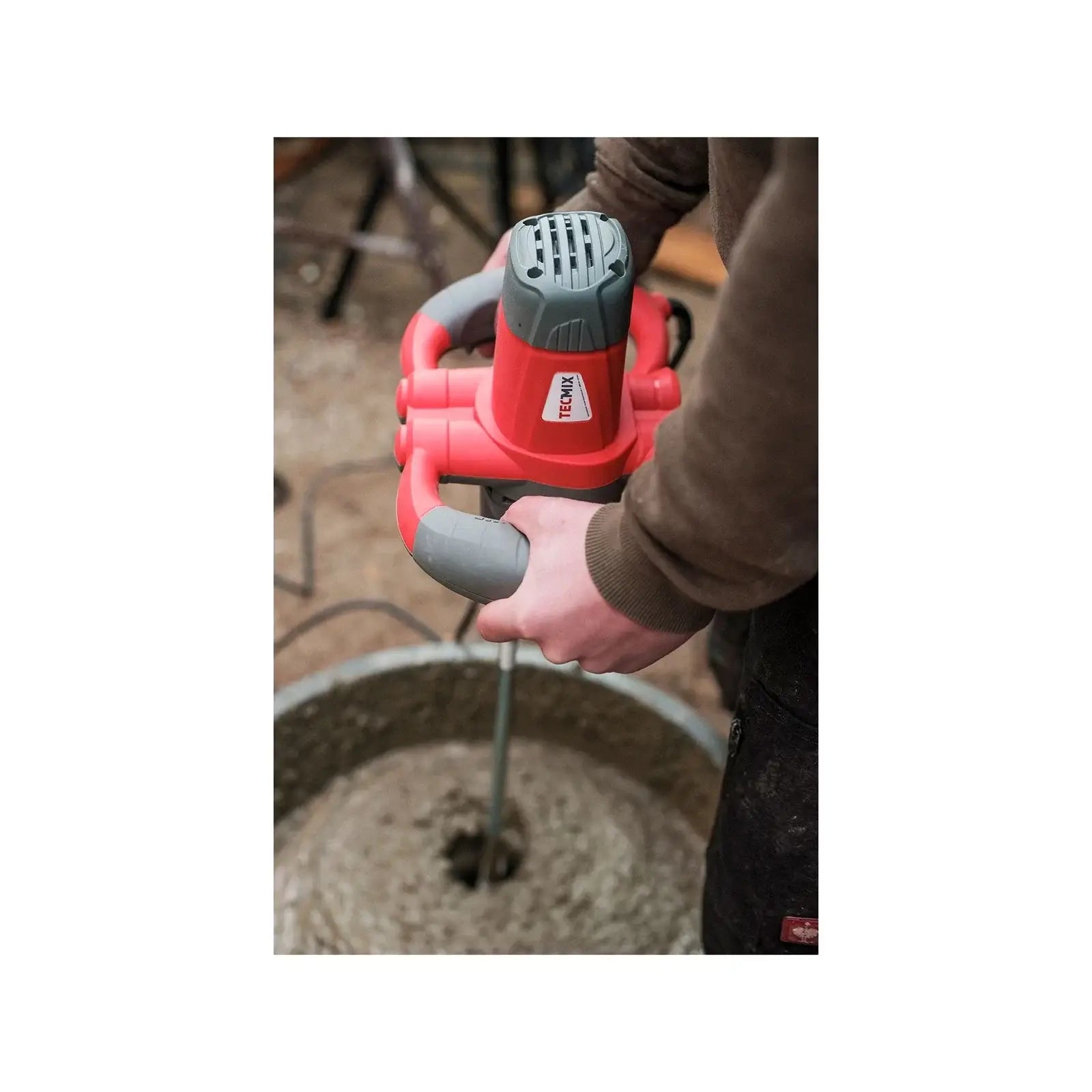 TECMIX Rührwerk TMX PRO 1600 in use with powerful mixing paddle for construction and workshop.