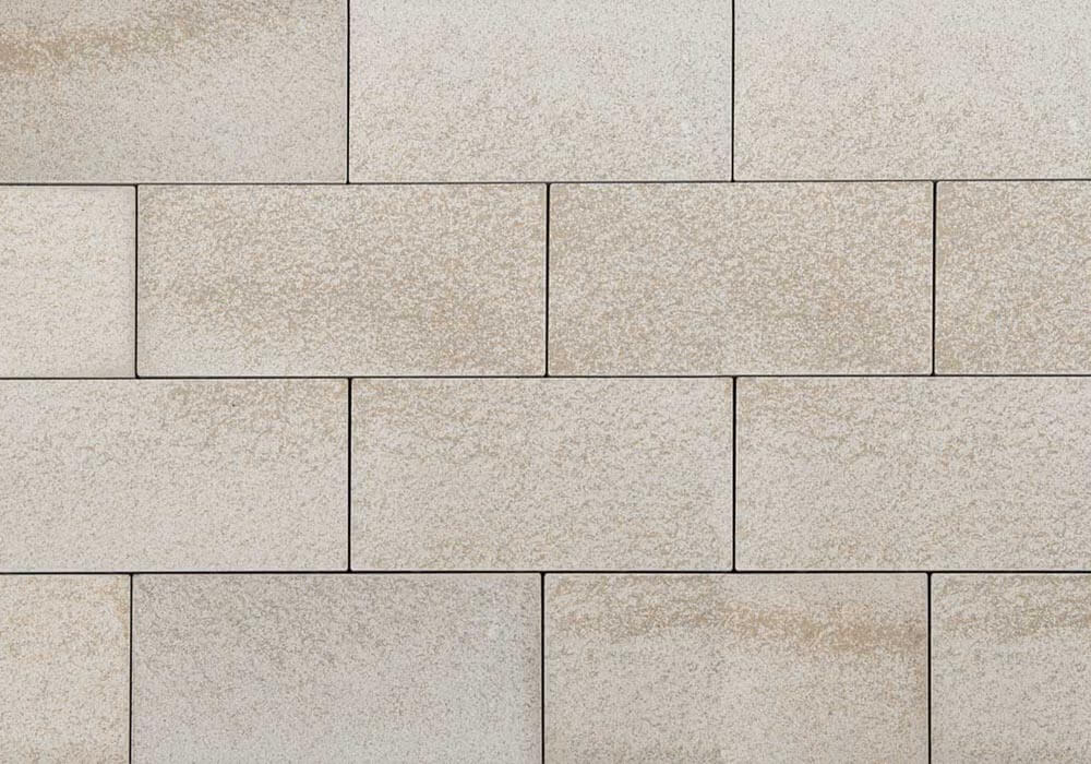 Terrassenplatte METTEN UMBRIANO Granitbeige im modernen Design aus gesägtem Natursteinoptik.