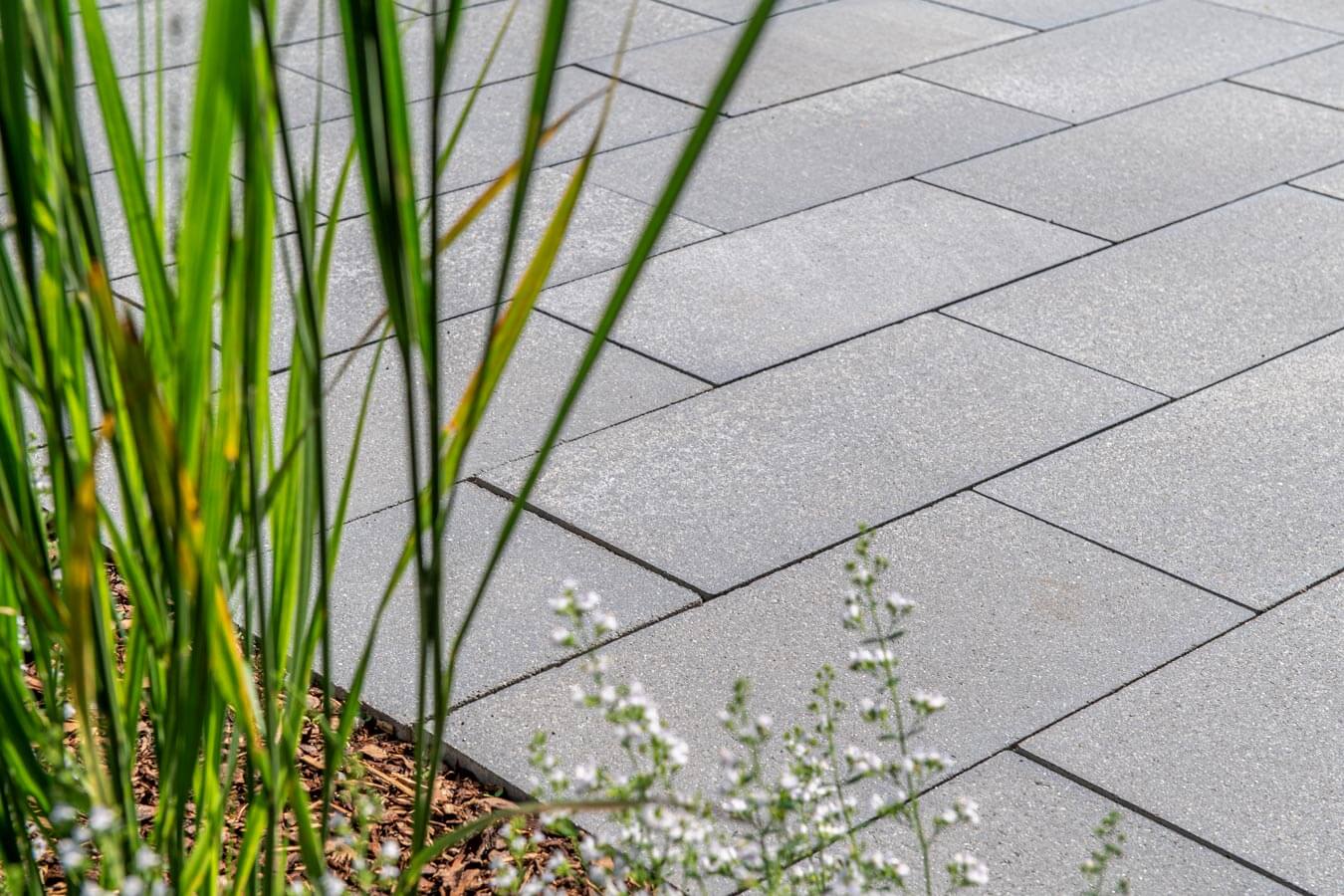 Pflastersteine METTEN UMBRIANO® Platingrau mit natürlichem Design und innovativer Oberflächentechnologie.