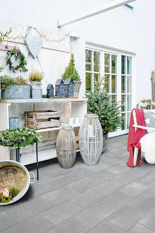 Pflastersteine METTEN UMBRIANO Platingrau auf dem Boden eines gemütlichen Terrassenbereichs.