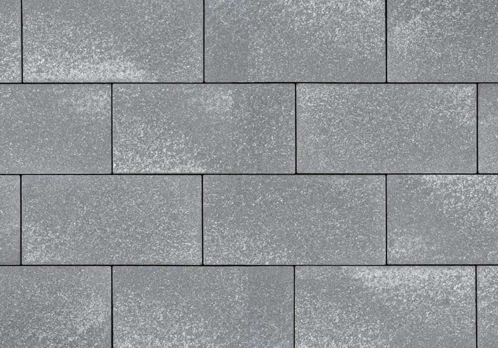 Terrassenplatte METTEN UMBRIANO Platingrau in moderner Natursteinoptik, graue Betonoberfläche.