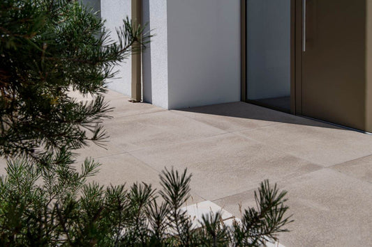 Terrassenplatte METTEN UMBRIANO Granitbeige auf einer modernen Terrasse mit natürlichem Design.