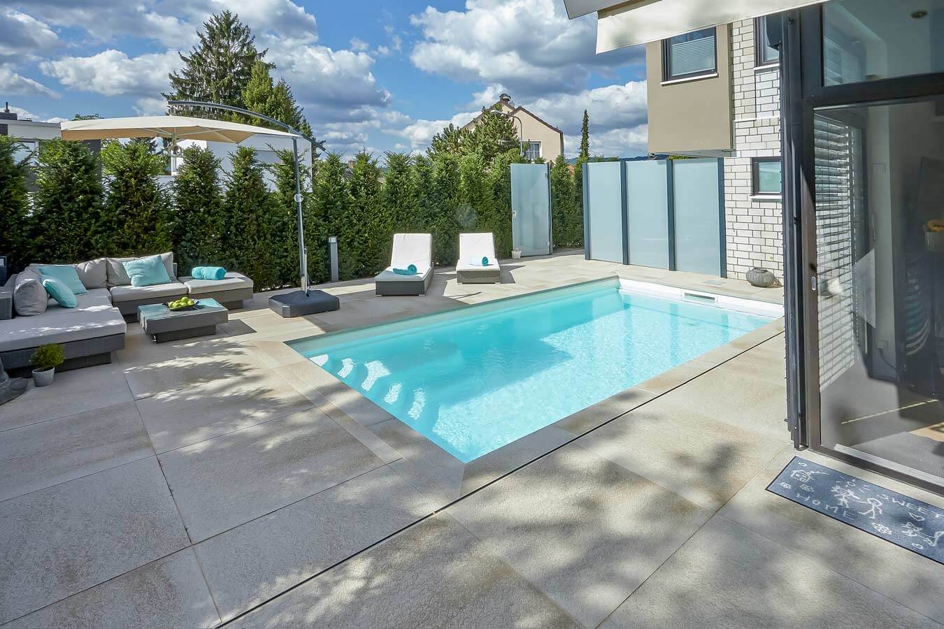 Terrassenplatte METTEN UMBRIANO Granitbeige um den Pool in modernen Gartenlandschaft