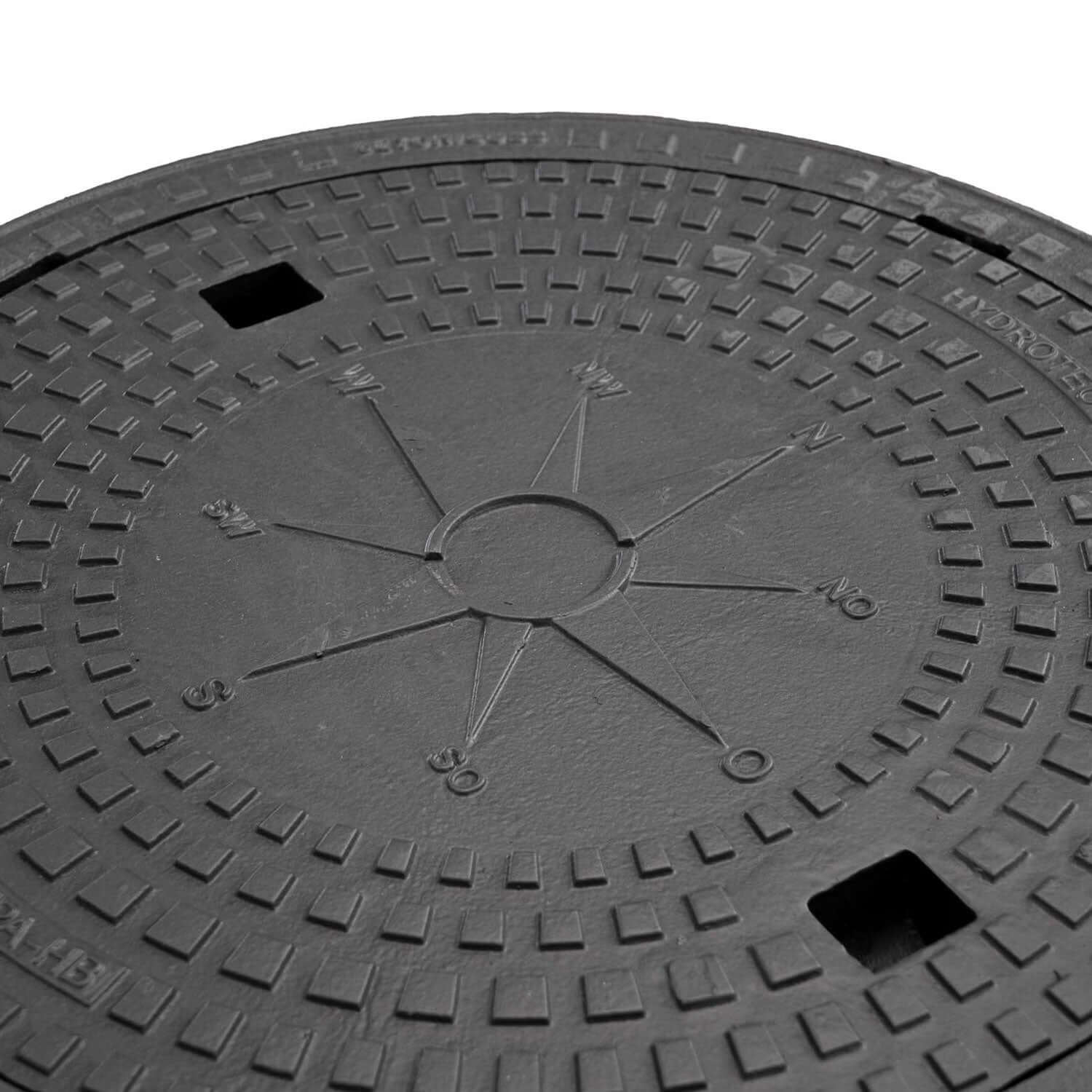 Schachtabdeckung B125, 750 × 750 mm quadratisch mit Motiv 'Windrose' aus Guss für Verkehrsflächen.