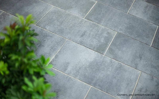 QuintanoPur graue-anthrazit Pflastersteine auf einer modernen Terrasse, ideal für Garten und Einfahrt.